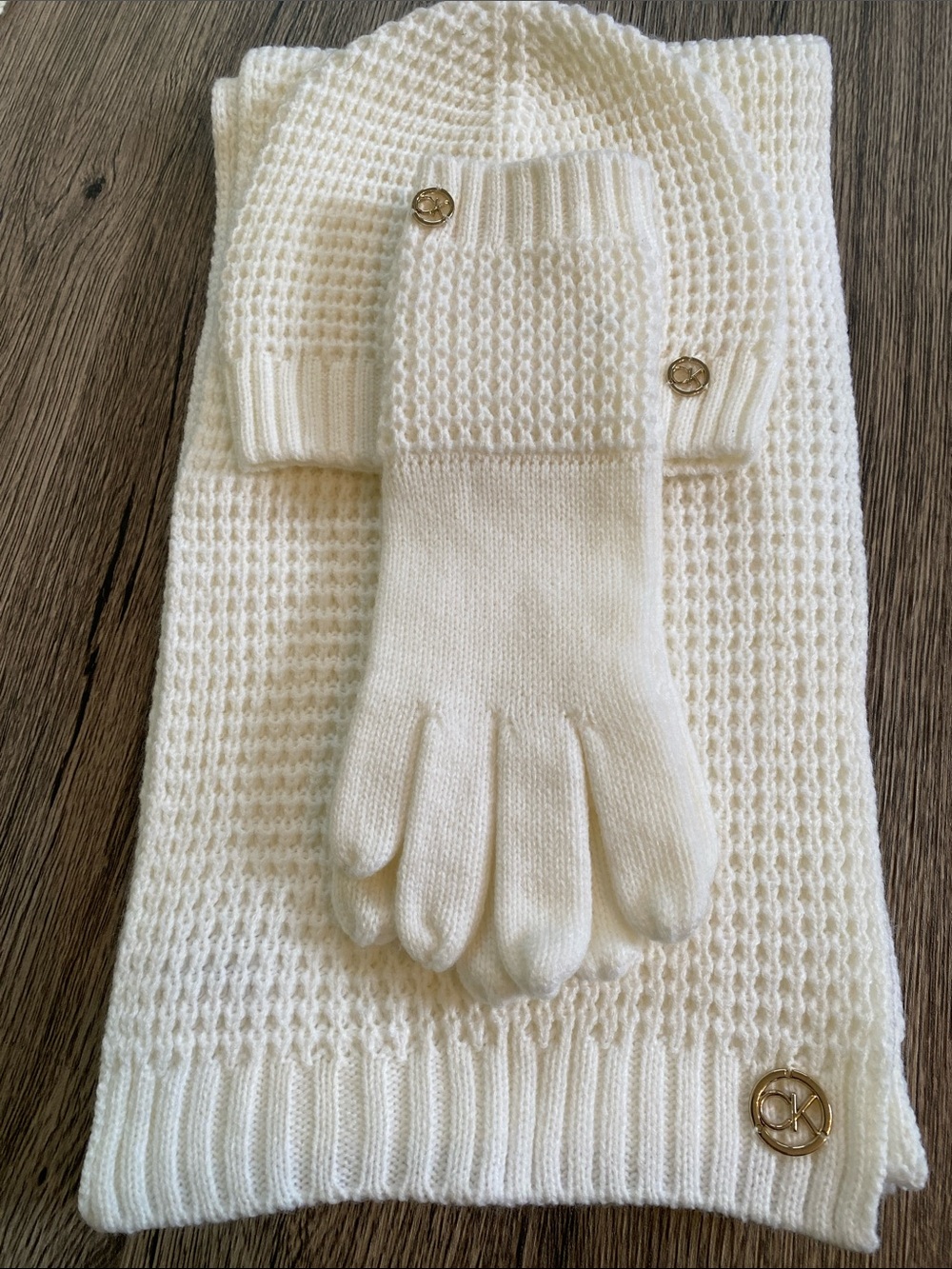 Calvin Klein Womans White Knit Hat, Scarf & Gloves Set